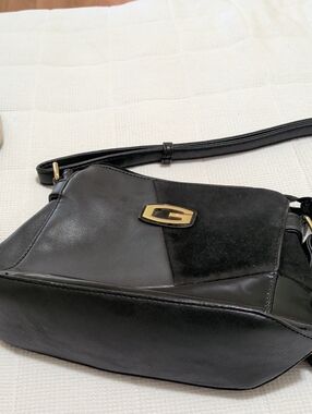 GUSSACI Black Shoulder Bag with Gold 'G' Accent